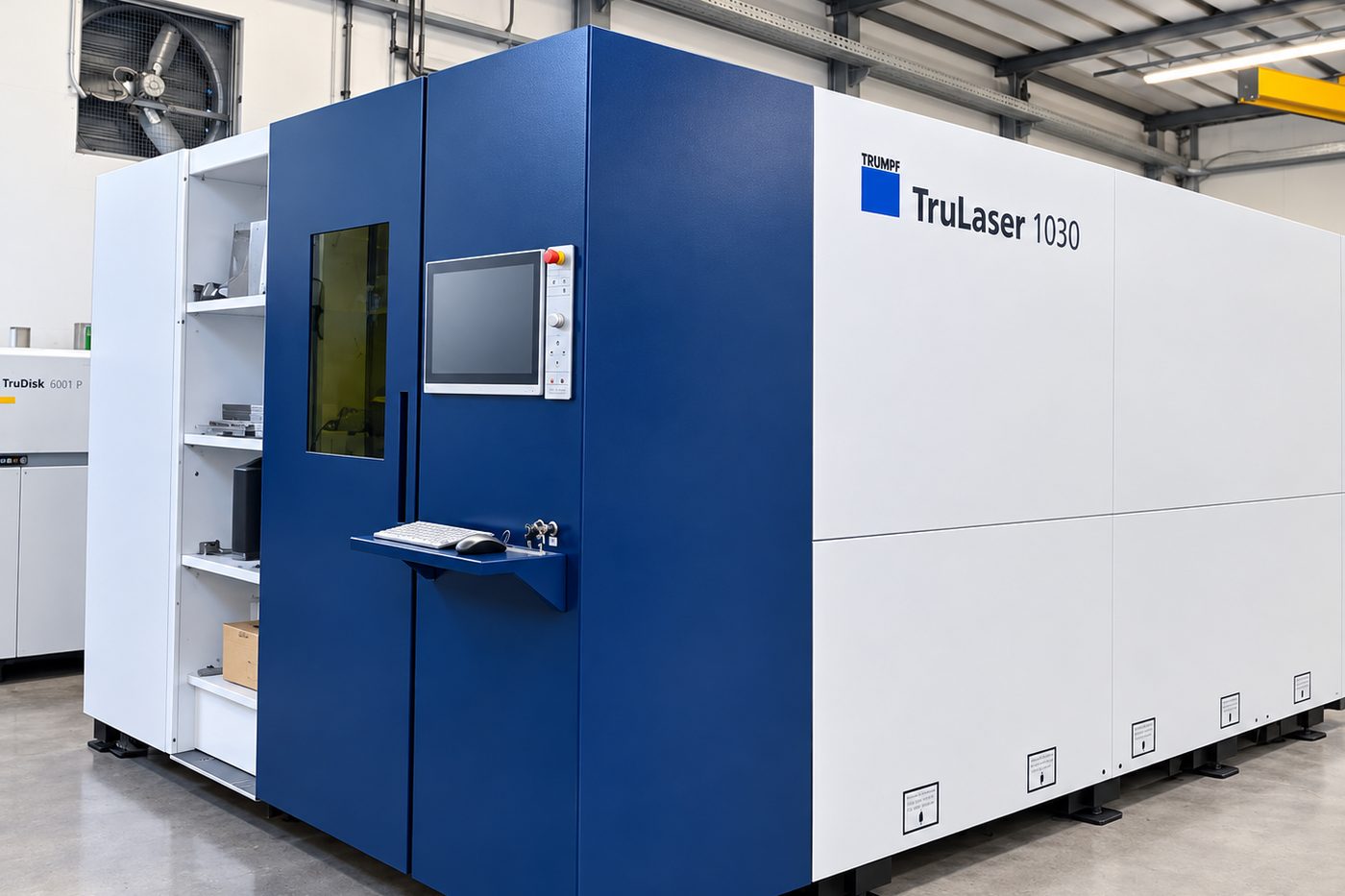Macchina per il taglio laser a fibra TRUMPF TruLaser 1030 nell'officina di Meccanica 2000
