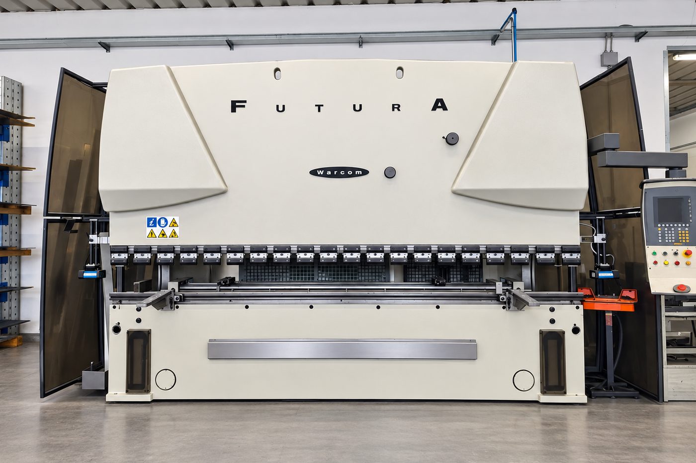 Pressa piegatrice oleodinamica Warcom Futura nell'officina di Meccanica 2000
